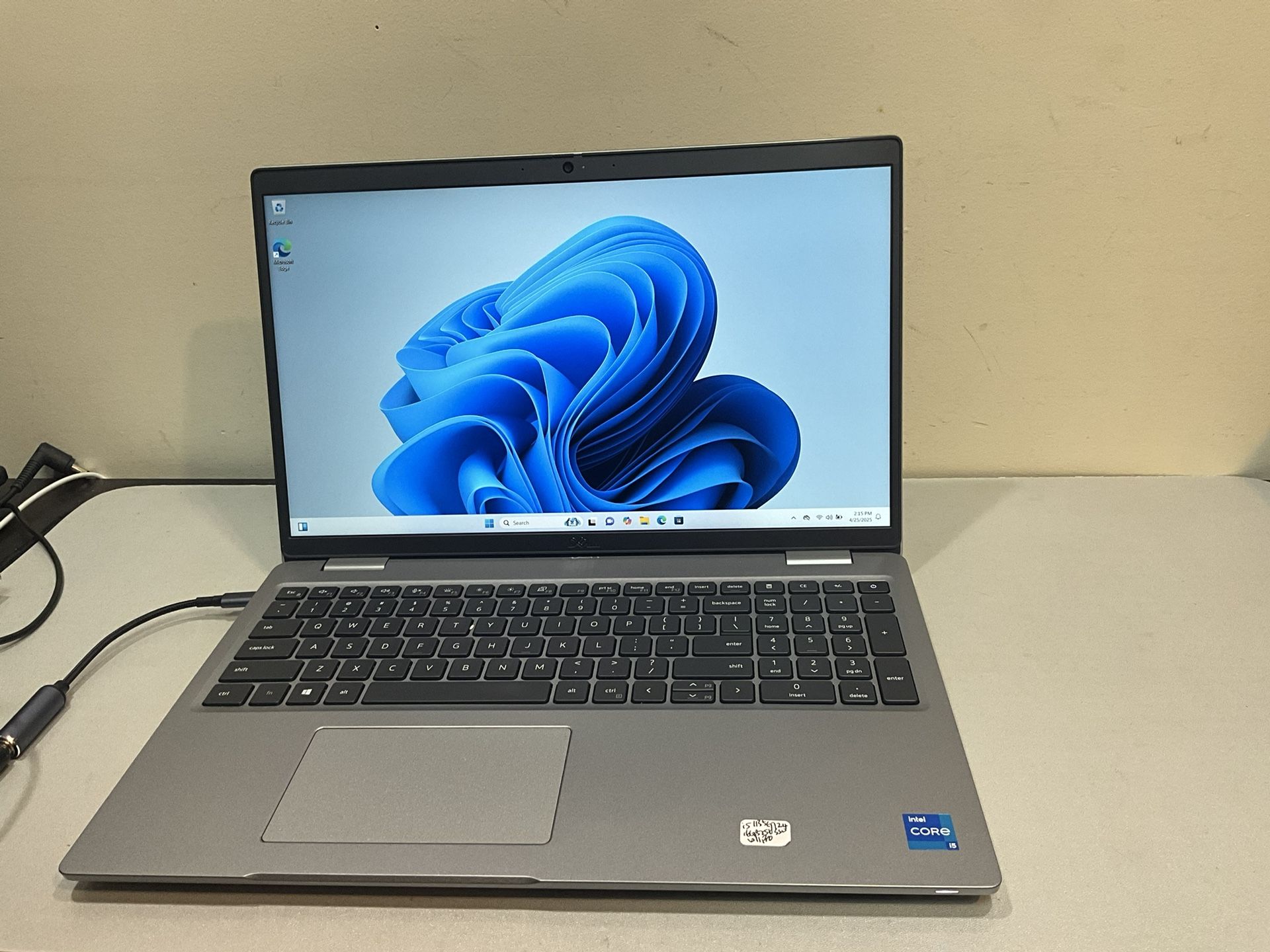 Dell Latitude 5520 15.6" Intel Core i5-1135G7 2.4Ghz 8GB RAM 256GB SSD windows 11 pro . With Charger
