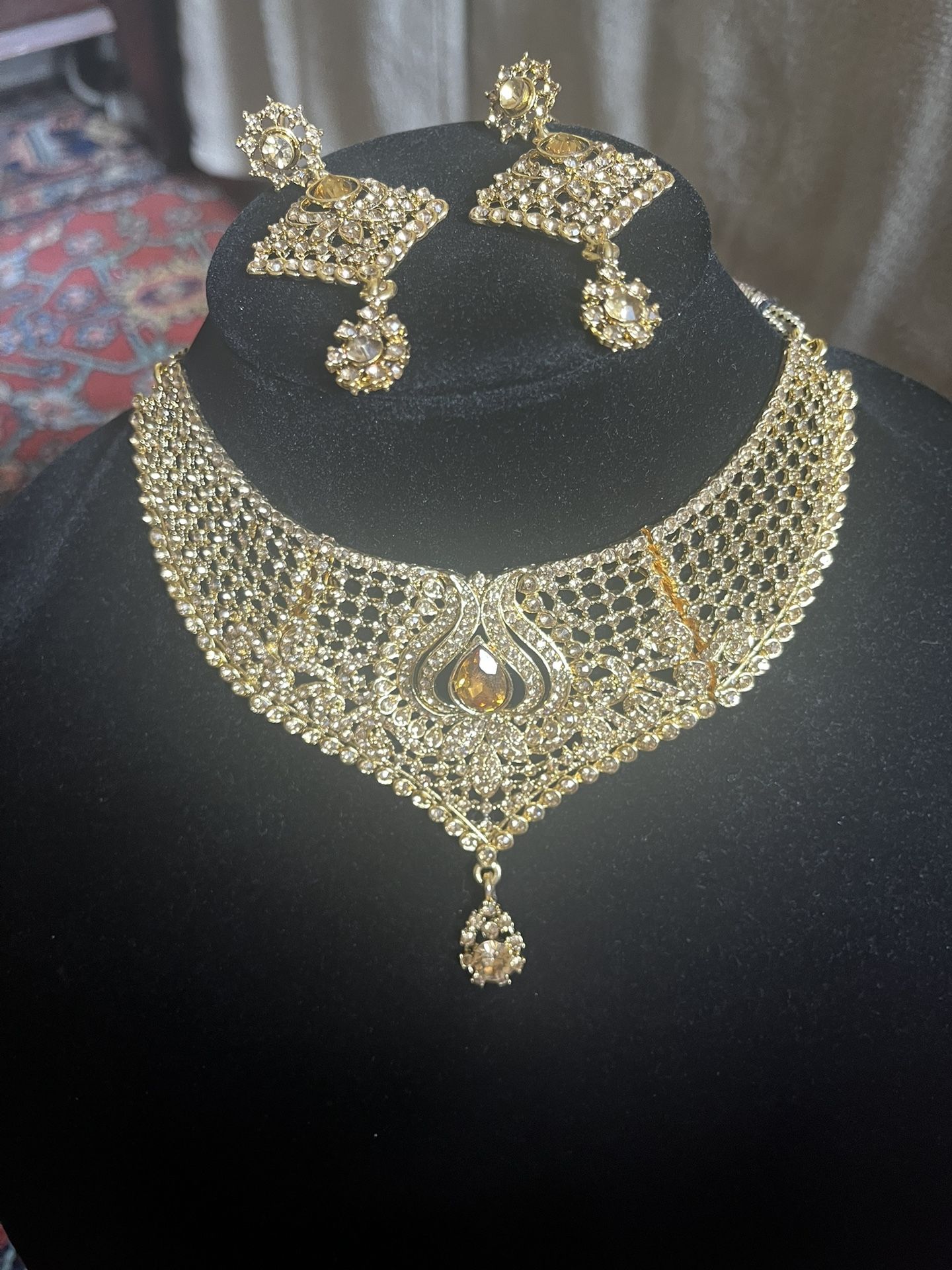 Beautiful Choker With A Gold Tone And Matching Earrings 
