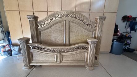 Beautiful Ornate King Bedroom Set – Hidden Storage Feature
