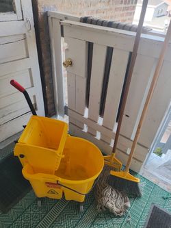 Rubbermaid bucket and mop and broom. Like new