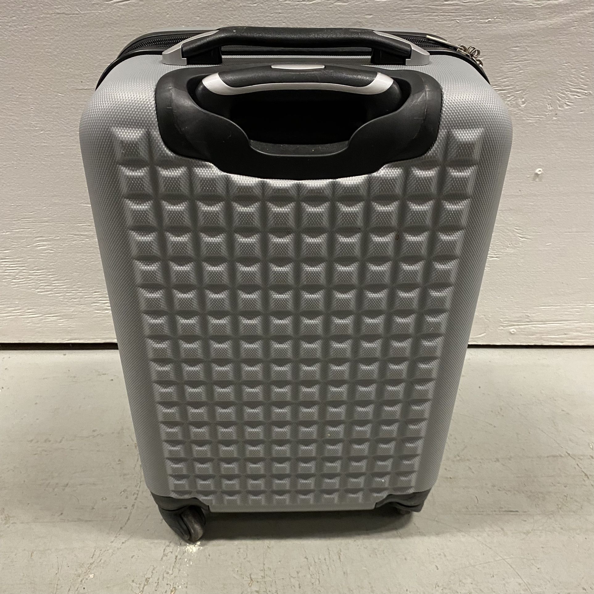 Samsonite Light Gray Hard Shell 4-Wheel Spinner with Black accents Carry-on Suitcase Travel Bag Luggage