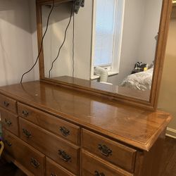 Ethan Allen Dresser With Mirror 