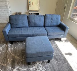 Modern Sectional Couch with Movable Ottoman – Excellent Condition