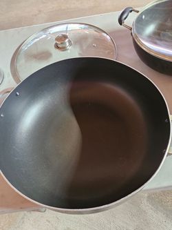 Sarten comercial marca IMUSA mide 15 ancho x 5 pulgadas altura