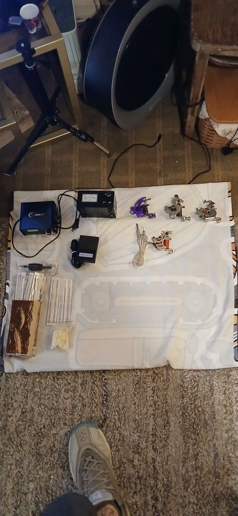 4 Tattoo guns And Equipment