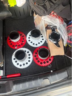 Lowrider wheel adapters and knockoffs