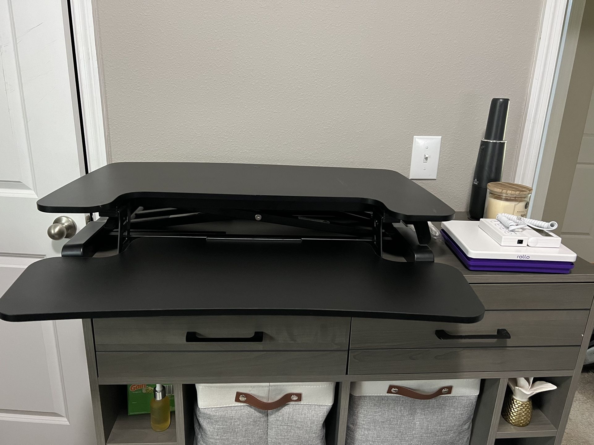 Height adjustable standing desk