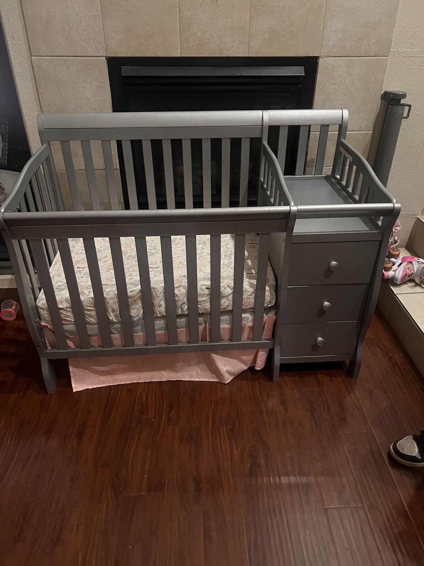 Mini Convertible Crib (4 on 1)