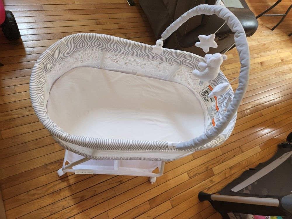 Baby Bassinet, Lightly Used