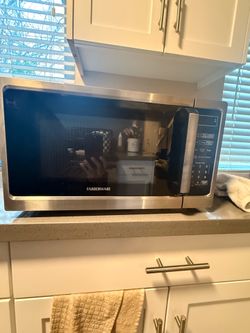 Farberware 0.9 Cu. Ft. Countertop Microwave Oven – 900 Watts Power