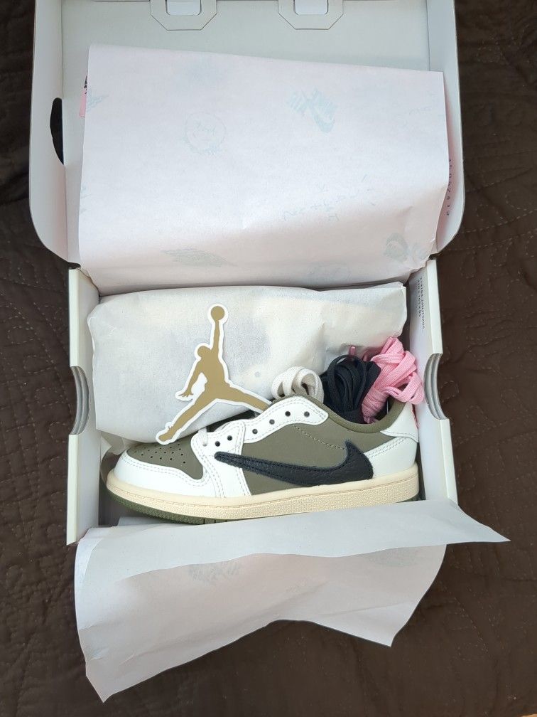 12 C - Travis Scott X Jordan 1 Low “ Medium Olive” 