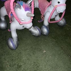 Tengo 2 caballos unicornio en venta, uno de ellos no tiene su cargador, pero funcionan bien los dos con uno cargo los dos el que está compleá completo