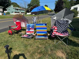 Very good beach chairs and umbrellas.