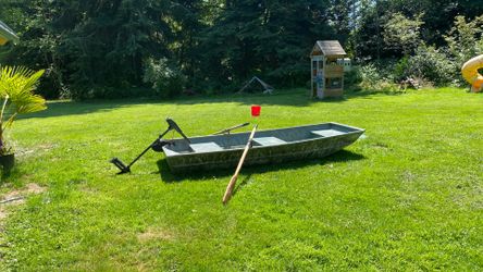 Ten foot Jon Boat  with trolling motor battery and Oars, Ready to use!