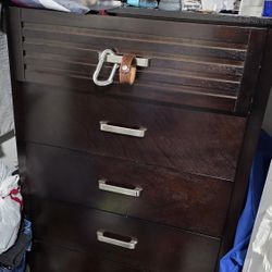 Dresser