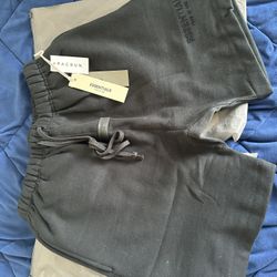 Black essentials shorts