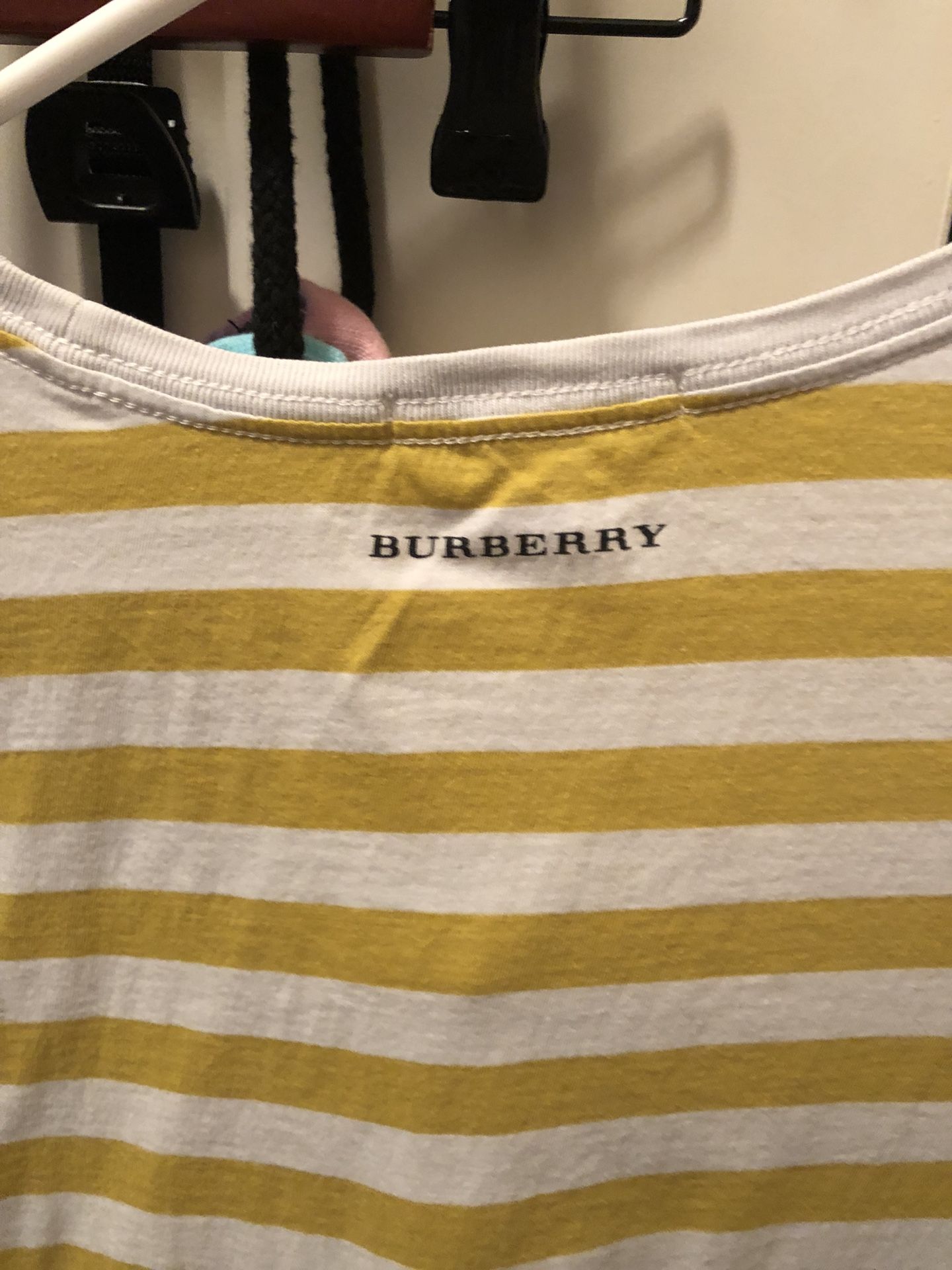 Burberry T-shirt 12Y (Adult size S)