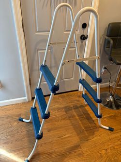 Pool ladder