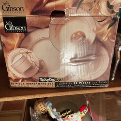 20 pc Dinnerware set with 24K Trim