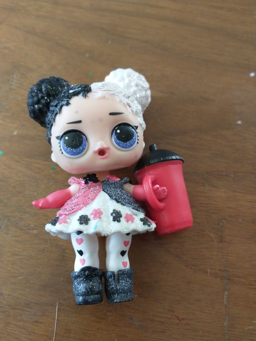 Lol Surprise doll holiday bling "Heartbreaker" big sis glitter series
Her face has a few small marks, please see pics