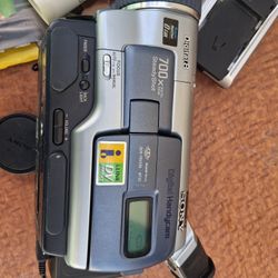 Sony DCR-TRV330 versatile Digital8 camcorder, frequently used to transfer old Video8, Hi8, and Digital8 tapes to digital formats. Tested And Operatio 