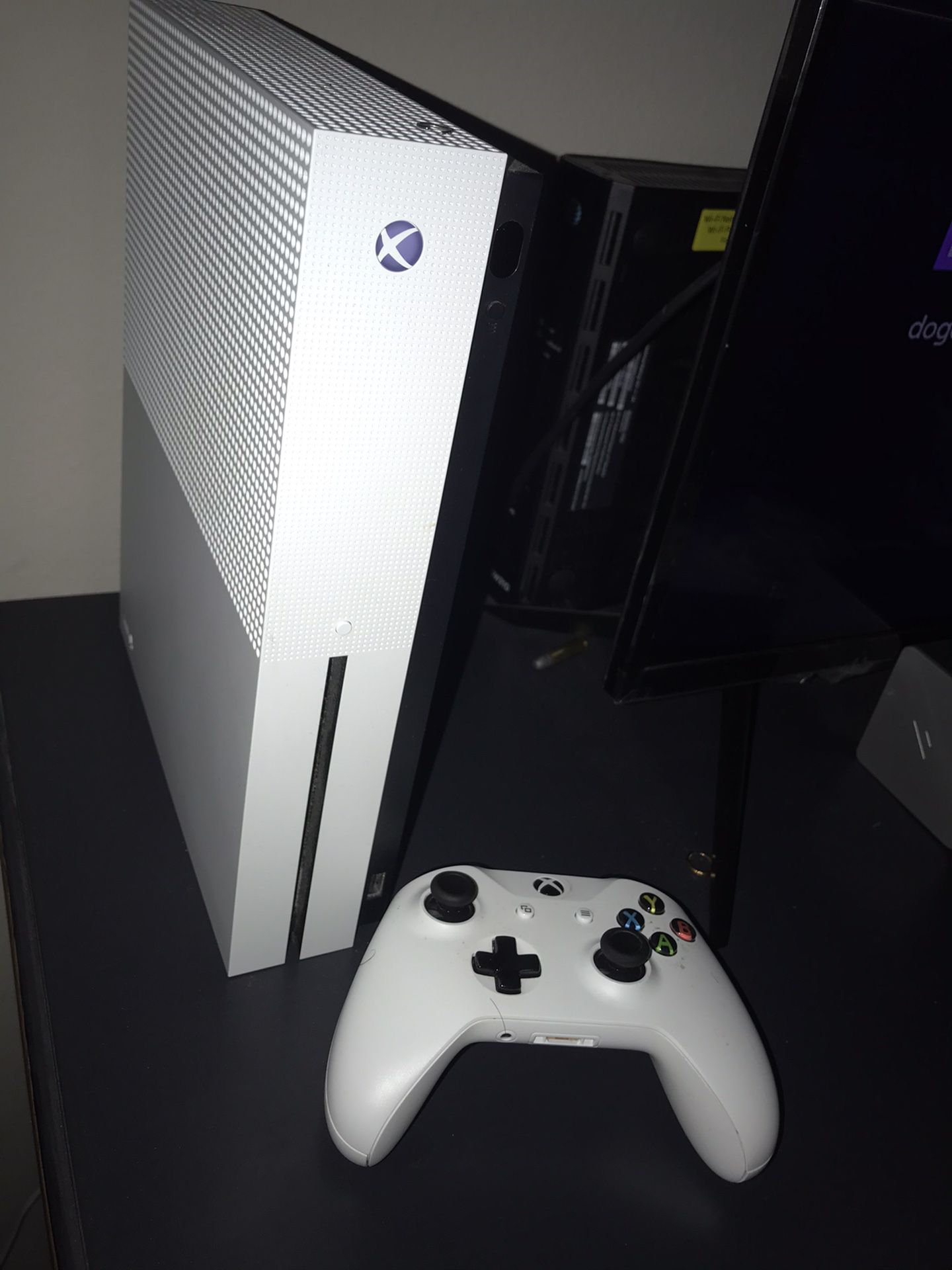Xbox one s 500 gb -> , excellent condition, i sell my xbox account with battlefield 1 games, farcry crimal, fifa 20, fifa 18, gta v, mortal komba