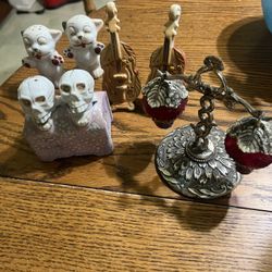 4 Sets Of Antique Salt And Pepper Shakers