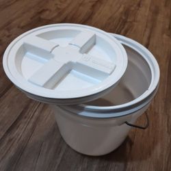 5~2 Gallon Food Grade Buckets & 5~ White Gamma Seal Airtight No Spill Lids