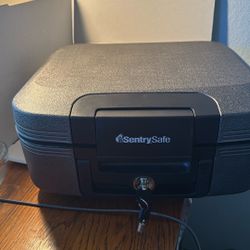 Small Chest Sentry Safe Like New Condition 15x13x7” 