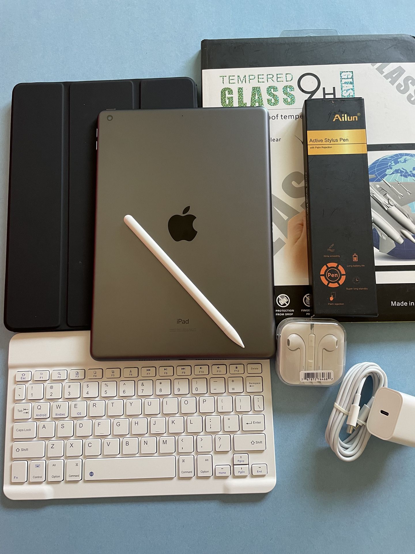 Apple IPad 8th Generation (10.2” Retina /Latest IOS 18/ 2020 model) 32GB with stylus pen, keyboard & Accessories