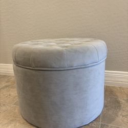 🦋 55 Dlls Storage Ottoman  in Light Gray Brand New in Box  17“ H x 18”D x 18”W
