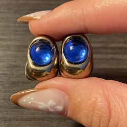 8 gold plastic beads