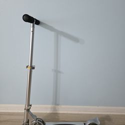 Kick Scooter G2000 Razor-Style Two-Wheeled Kick Scooter, Foldable, Adjustable Handlebar
