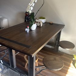 Table and swivel seats