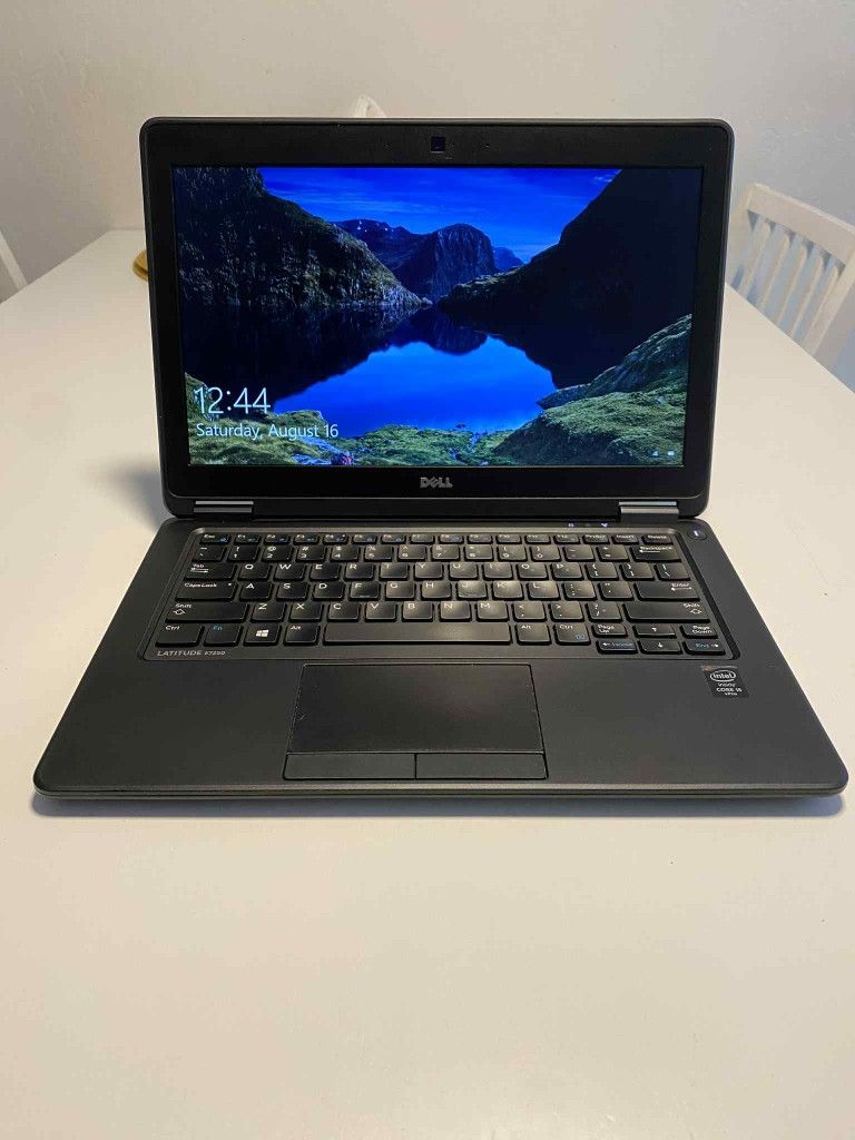 Dell Latitude E7250 Laptop 12.5-inch
Intel Core i5 2.30 GHz
8GB RAM
240 GB SSD
Windows 10 Pro. Microsoft office is installed. Nothing wrong. **NO TRA