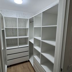 Custom Walk-In Closet – Modern White Finish / Closet Personalizado Moderno Blanco