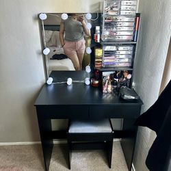 Mirror/lights Vanity With  Cushioned Chair