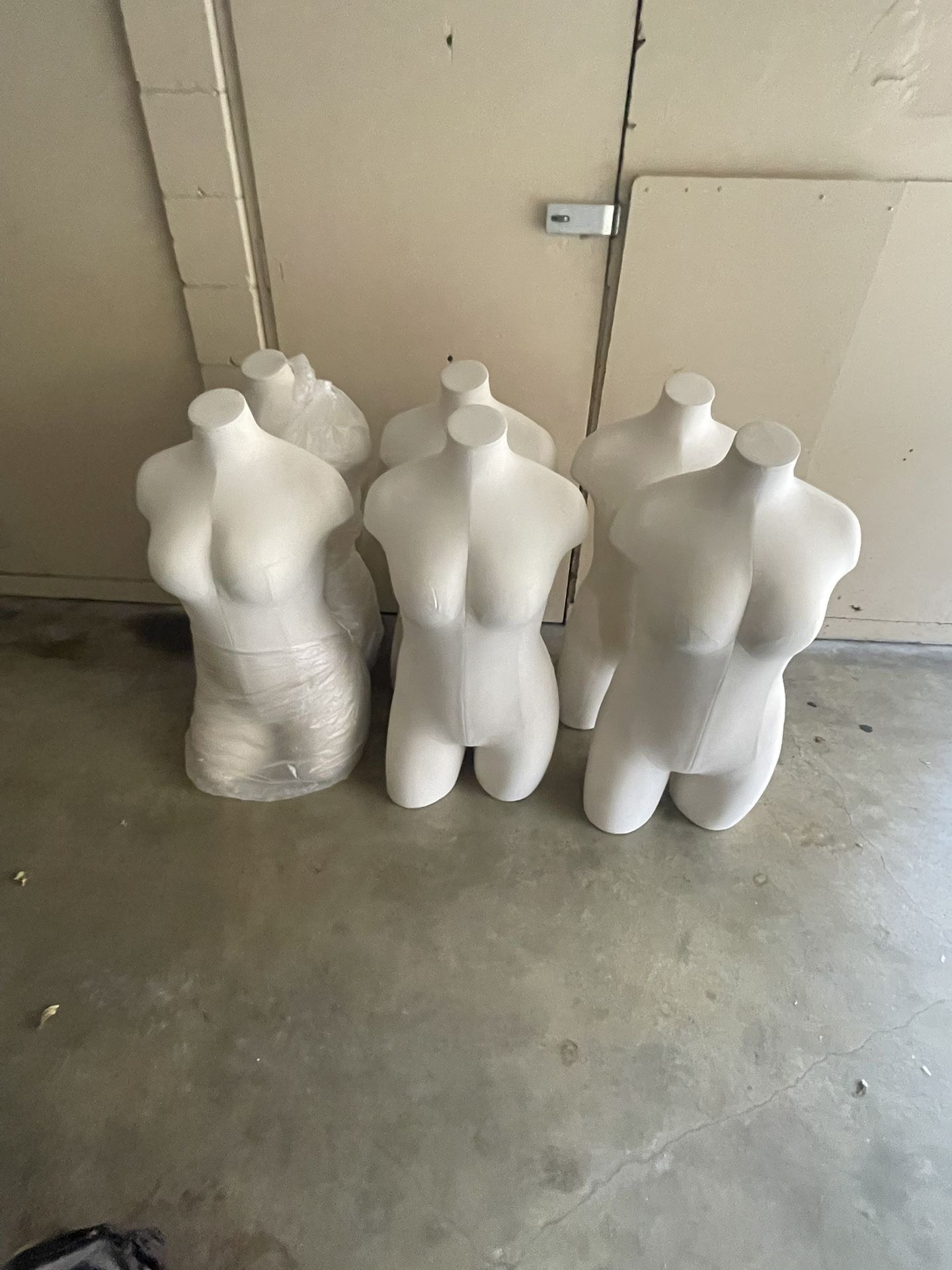 6 mannequins