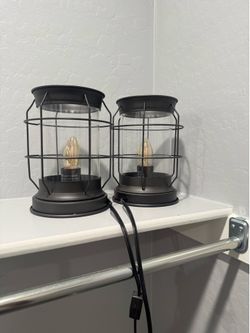 2 table lamps