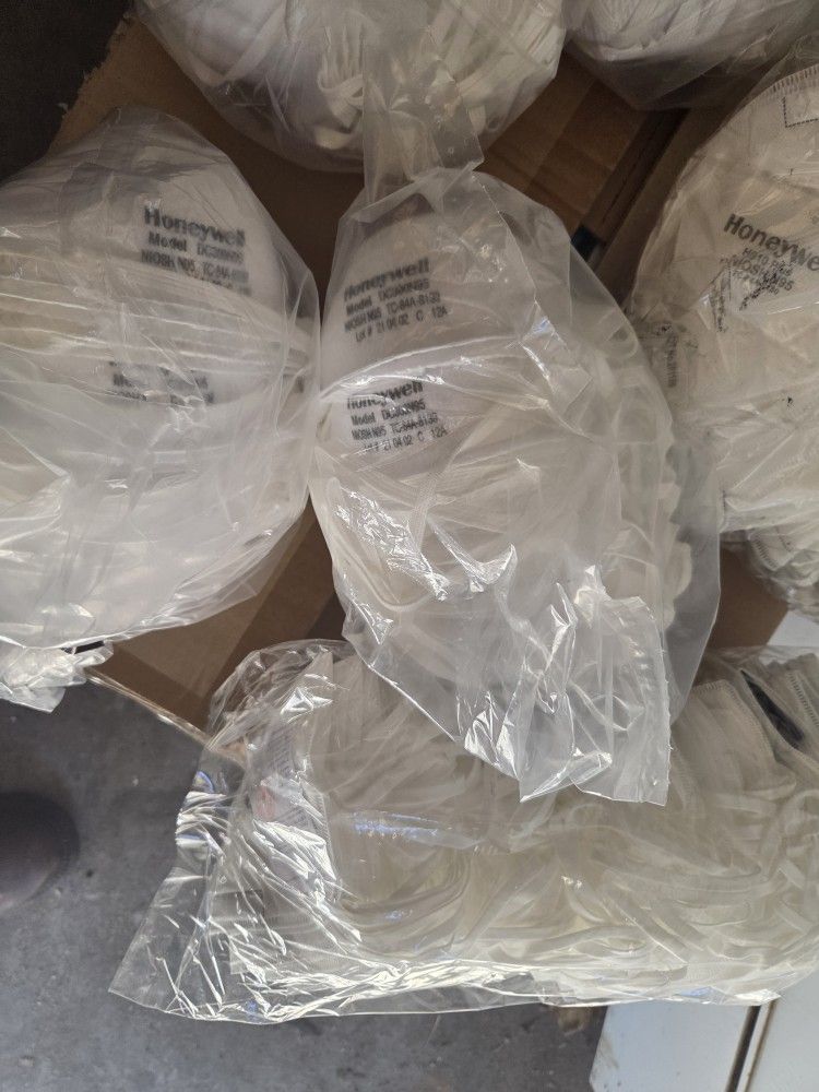 Nuevos Tiene 20mascarillas Cada Pakete. $2