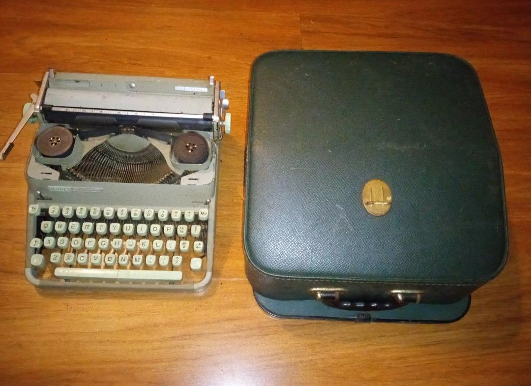 Vintage Hermes 2000 Typewriter Complete With Case