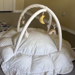 Baby play mat in excellent condition 🤍 Soft, cushioned and comfortable for babies to lay and play. Includes hanging toys for sensory stimulation (moo