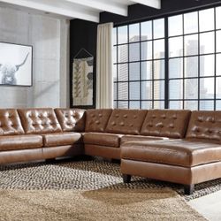Baskove Auburn Large Leather RAF Sectional

