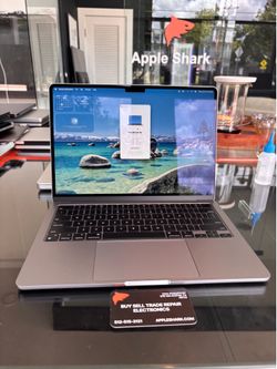 MacBook Air 13” M2 Chip 8GB Ram 256SSD! 90 Day warranty! We offer financing.