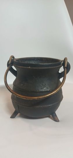 CAST IRON POT