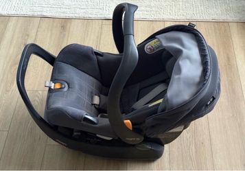 Chicco Keyfit 35 carseat and base