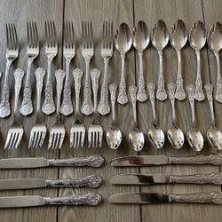 Wallace Queen 30 Piece 18/10 Stainles Steel Flatware Set