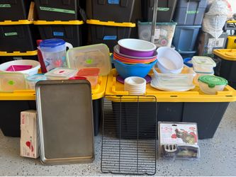 Tupperware/kitchen items