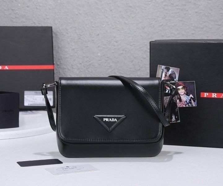 Black Leather Messenger Bag Shoulder Crossbody Bag 20 x12 x 4cm