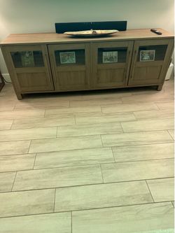 Tv stand/entertainment center